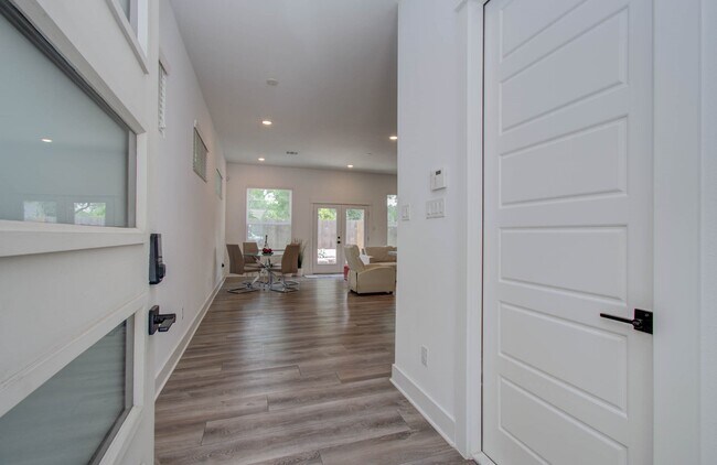 Building Photo - 970 Highland Sound Ln