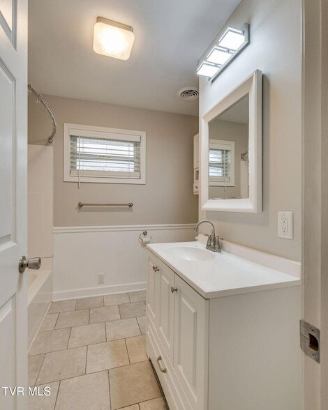 Building Photo - 336 W Ln St