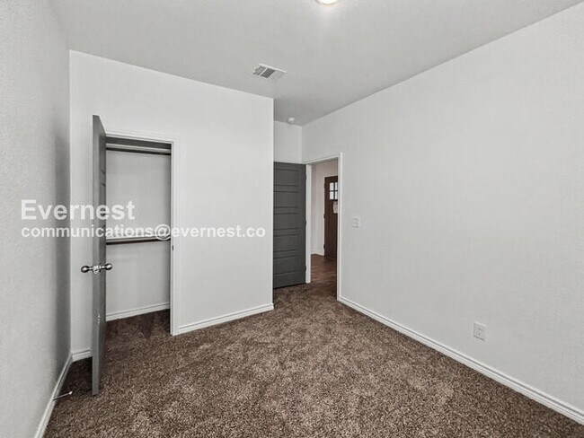 Building Photo - Limited Time Special Offer / 3 Bed, 2 Bath Home with Garage / Pet-Friendly / Vouchers Accepted / ...