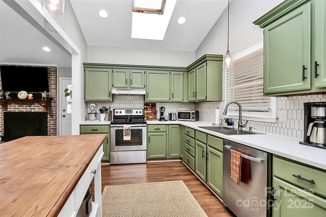 Building Photo - 4227 Deerfield Dr