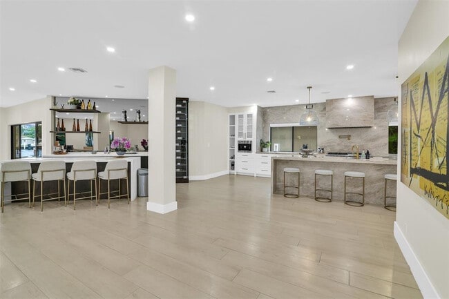 Building Photo - 319 S Riverside Dr