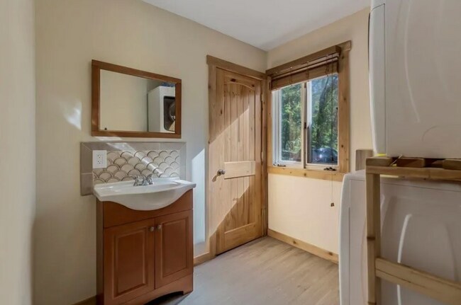 Building Photo - Beautiful and Spacious! Upgraded Multi-level Retreat with Lake Access, Golf, and Resort- Style Am...