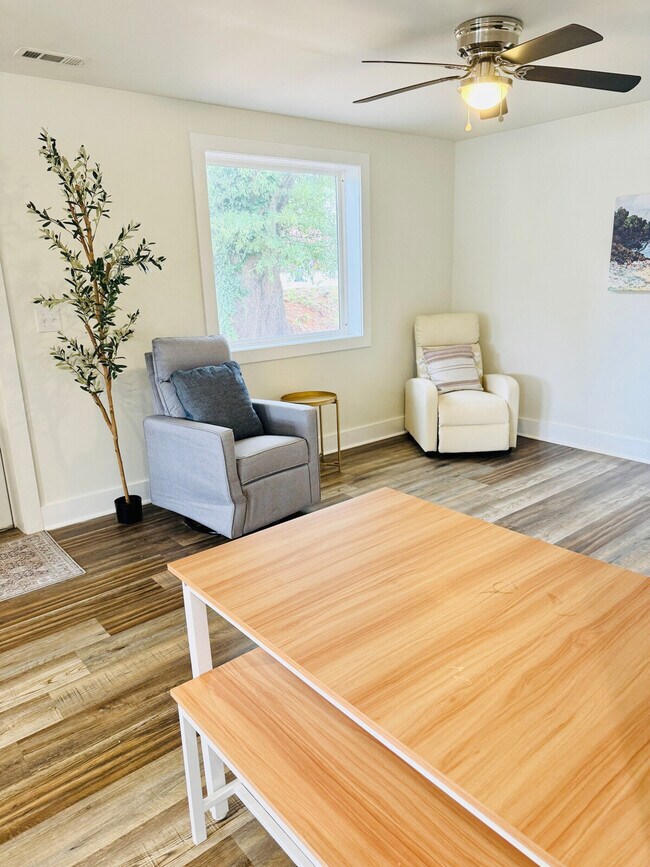 Building Photo - 403 Cedar Lane Rd