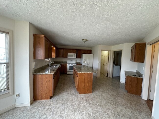 Building Photo - 3922 Wildflower Dr