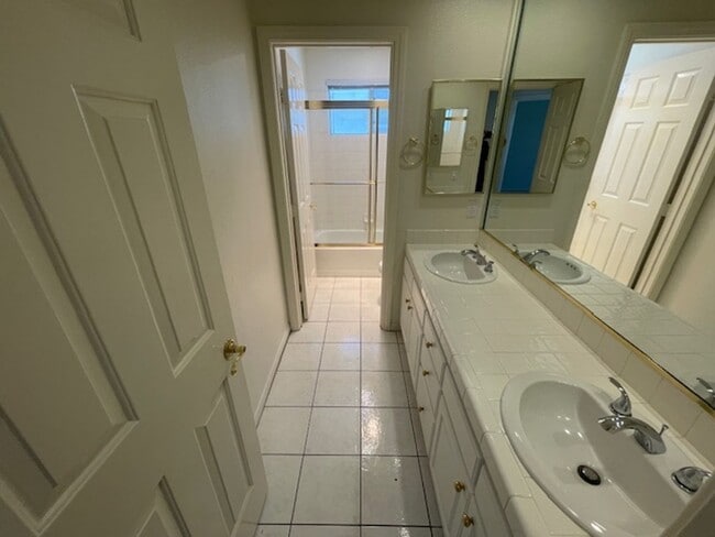 Building Photo - FANTASTIC SPACIOUS HOME LOCATED IN GATED C...