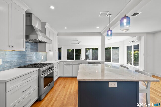 Building Photo - 25 Crescent Bluff Ave