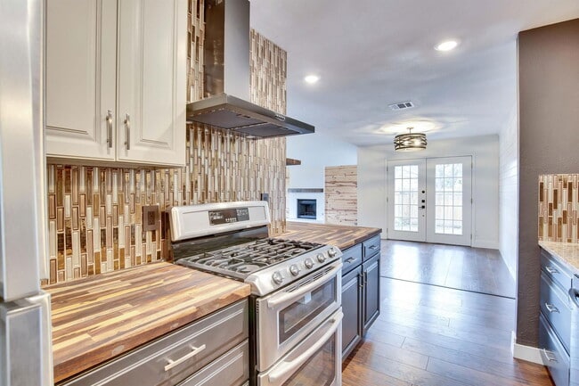 Building Photo - 7002 Skynook Dr