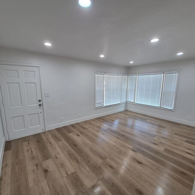 Building Photo - Excellent Tahoe Park Home.