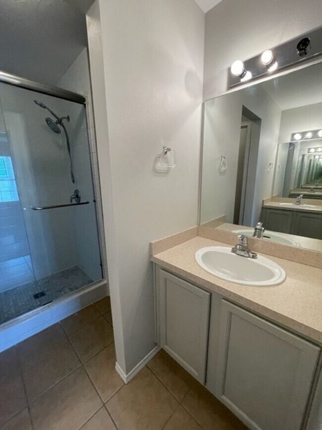 Building Photo - 4 Bedroom Walk out Basement Duplex in Ozark!