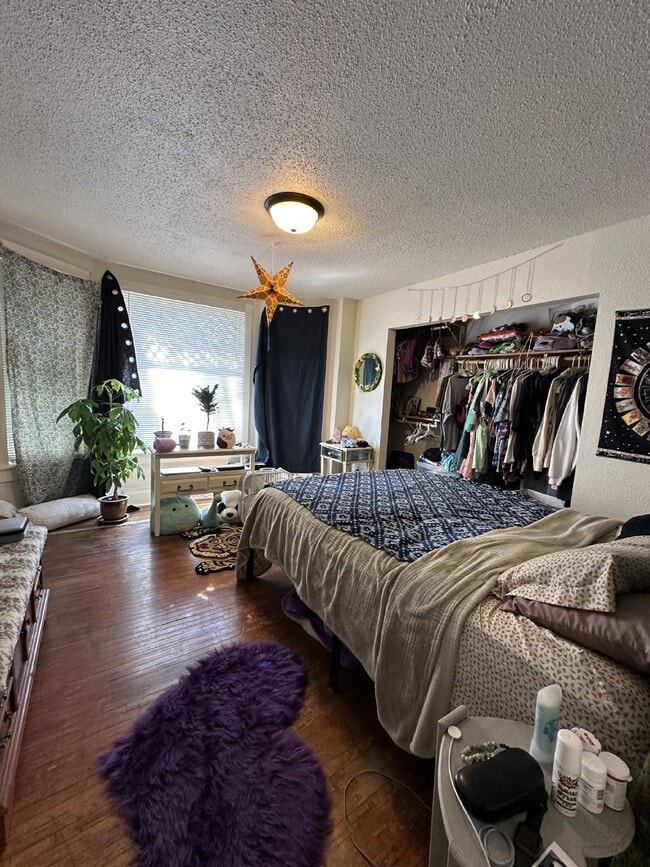 Building Photo - Whole House: 4 Bed 1 Bath close to UWEC! A...