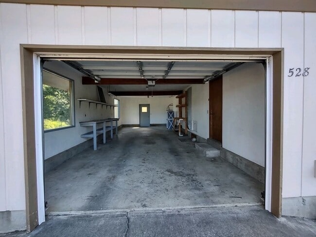 Building Photo - Large 2+ bedroom 2.5 bath home with large ...