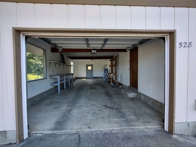 Building Photo - Large 2+ bedroom 2.56 bath home with large...