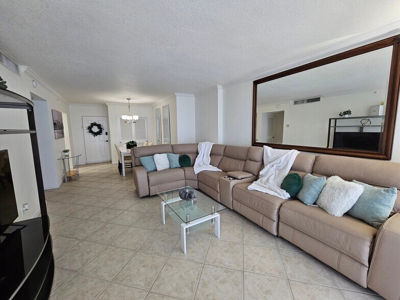Building Photo - 2501 S Ocean Dr