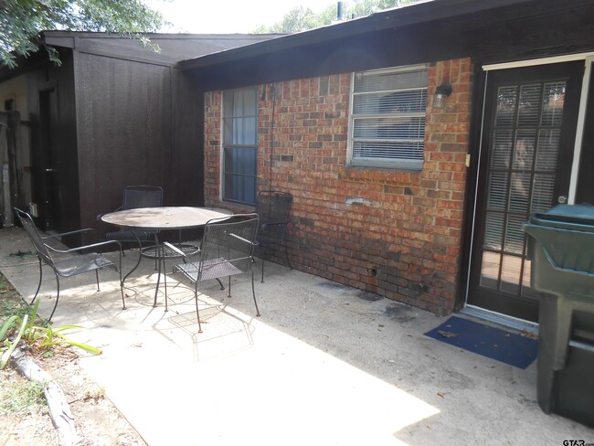 Building Photo - 7108 Gatewood Dr