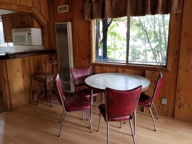 Building Photo - 2 bedroom with 1 bath