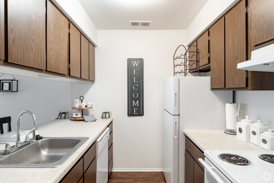 Primary Photo - Pine Hill Apartments