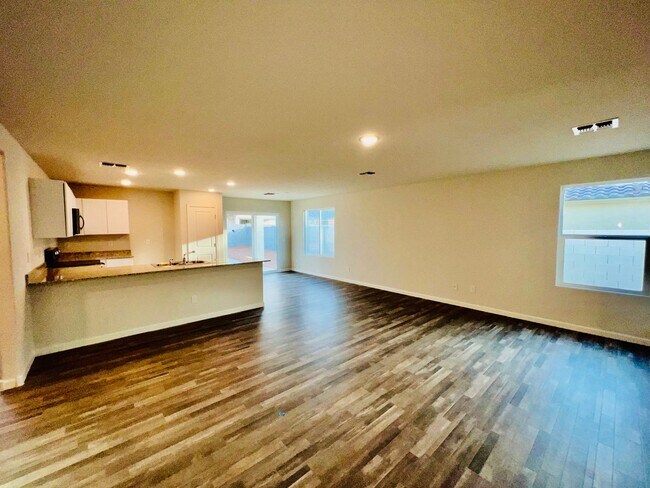 Building Photo - FREE RENT ON APPROVED CREDIT INTERESTED?