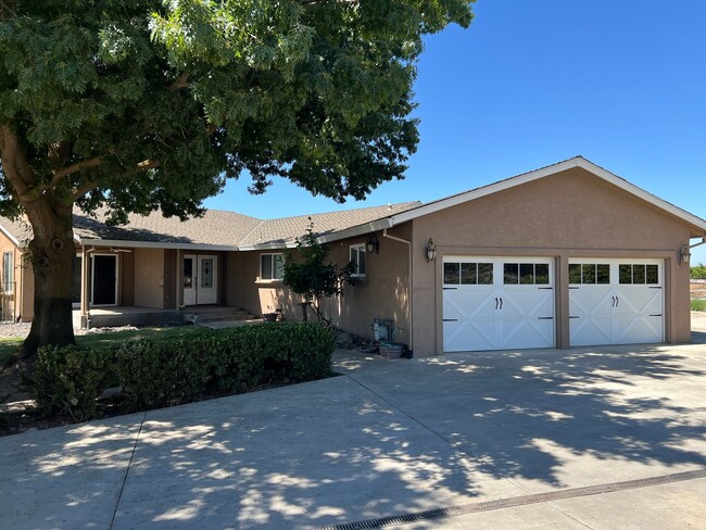 Building Photo - Stunning Country property in Oakdale!