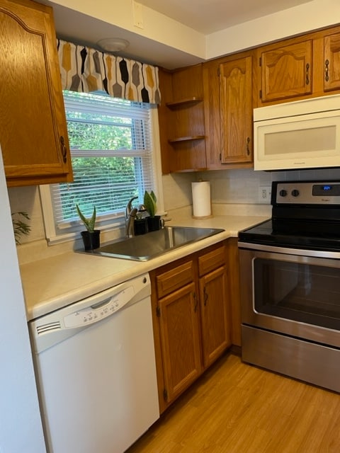 Kitchen with view of back yard - 2422 Sycamore Ln