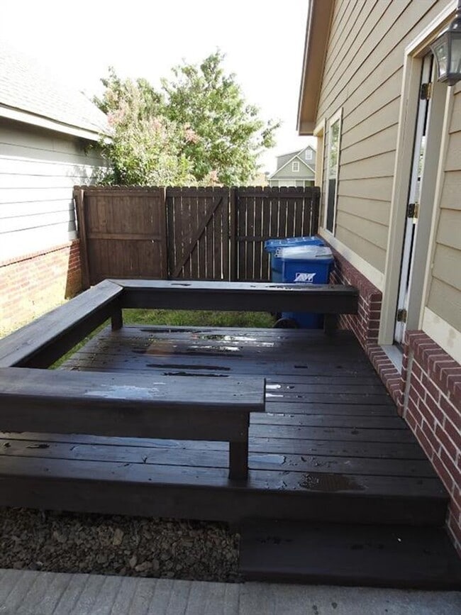 Building Photo - Craftsman style 3 bedroom 2 bath Home - Avail NOW!