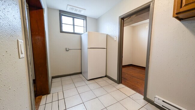 Building Photo - 704 Hickory St