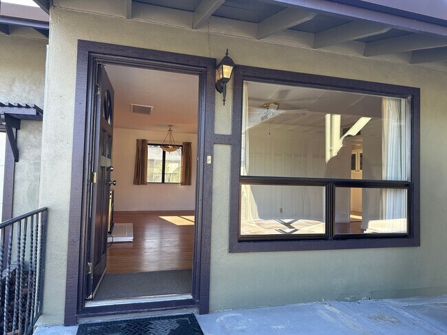 Building Photo - New listing! Beautifully maintained home in convenient location