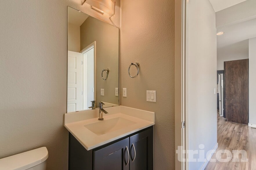 Building Photo - 10239 Southlawn Cir