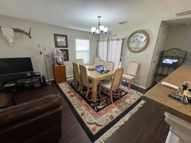Building Photo - Lovely well maintained 3 bedroom 2 bath