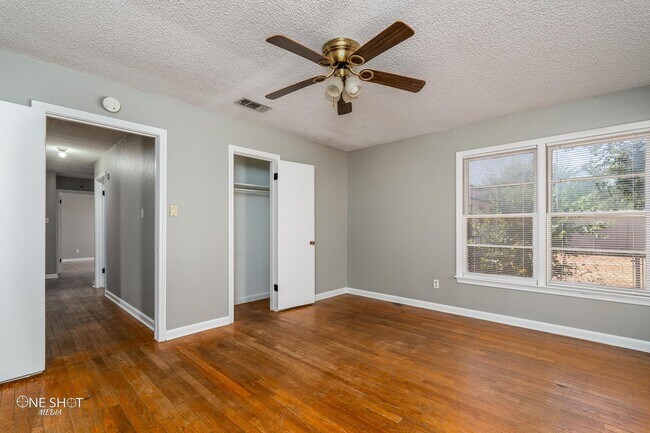 Building Photo - 1002 S San Jose Dr