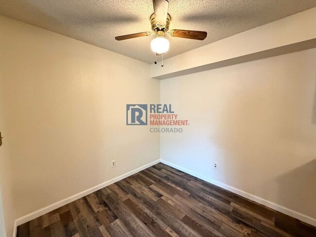 Building Photo - 1075 S Elkhart Way