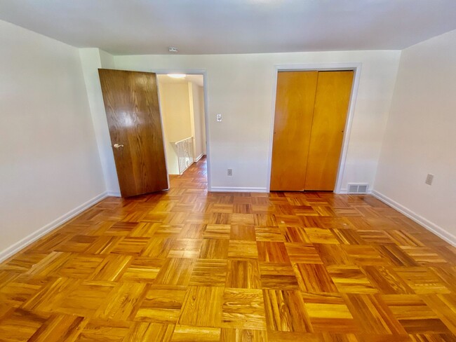 Building Photo - PACKER PARK 3 Bedroom/2 Bath CORNER HOME -...