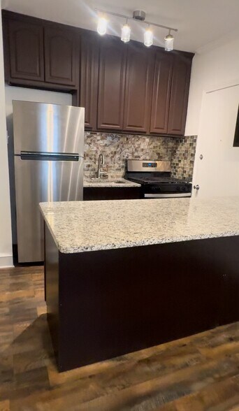 Kitchen - 1870 Conlyn St