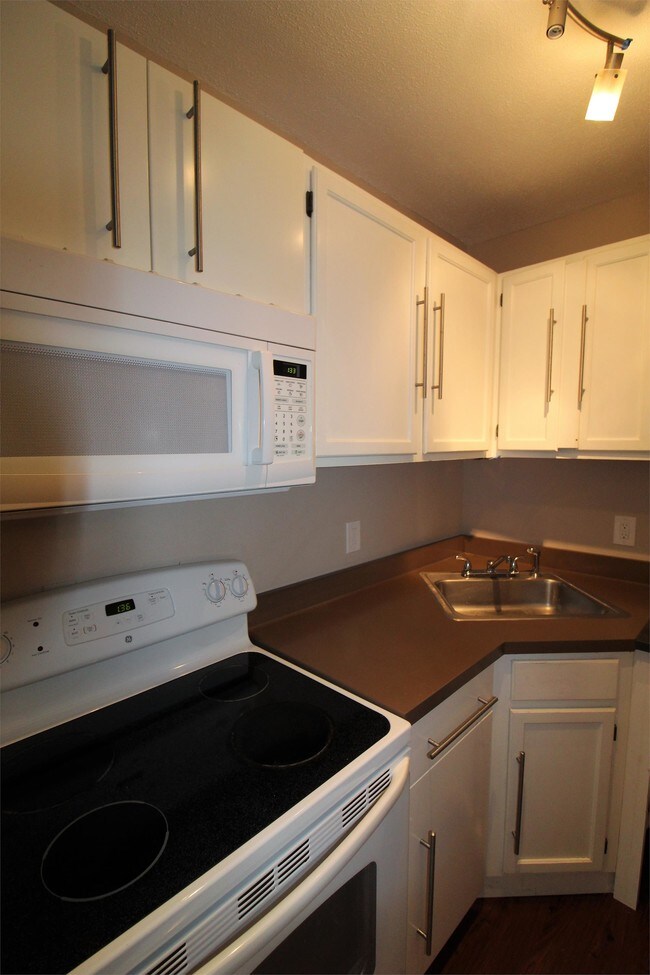 Building Photo - 614 Armandale St