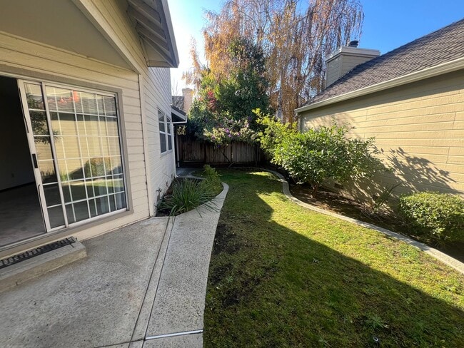 Building Photo - Spacious 3 bed 2.5 bath home in Mountain View. Must see!