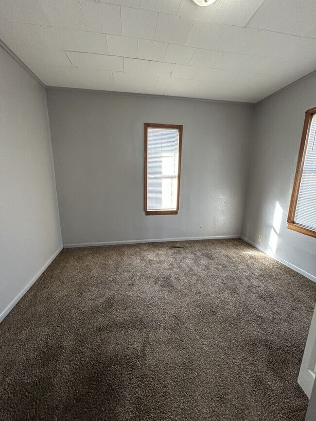 Building Photo - Very Nice 3BR/1BA Single Family Home w/Huge Back Yard!