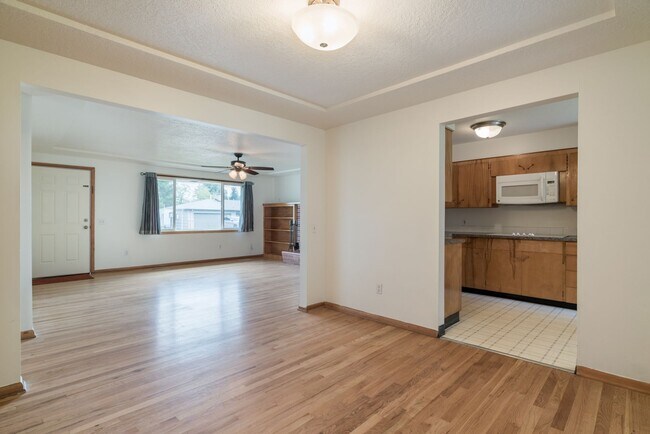 Building Photo - $500 move-in incentive! Awesome 3-bdrm/2-bath duplex in heart of Hillsboro—Laundry hook ups, atta...