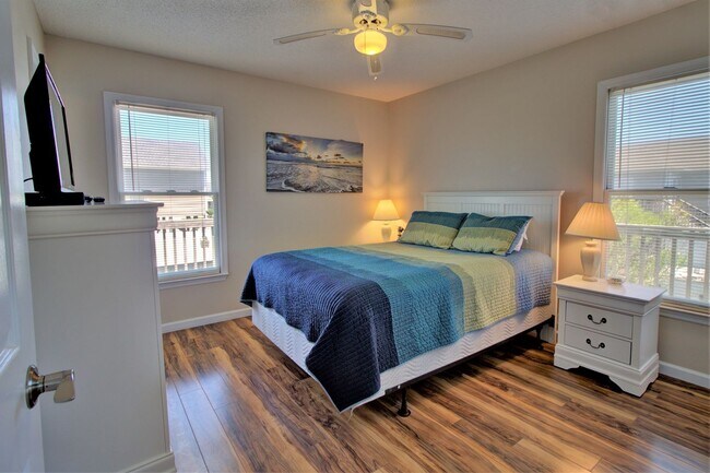 Building Photo - Surf City - 3BR 2BA Pet Friendly Cottage O...