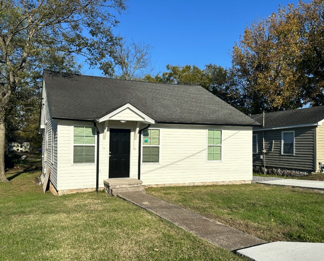 Primary Photo - 102 W 15th Ave