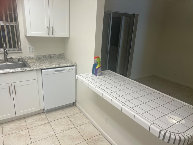 Building Photo - 6548 SW 41st St