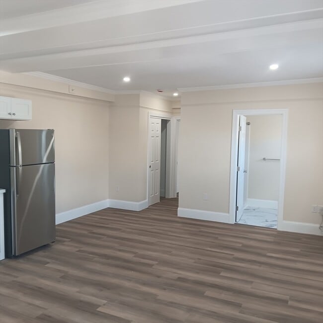 Building Photo - 99 N Main St