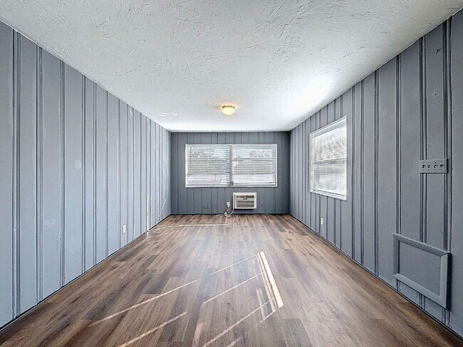 Building Photo - 652 East Harbor Dr S