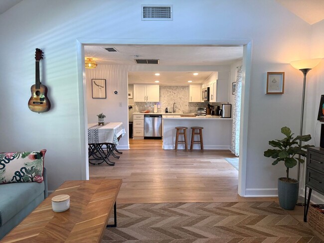 Building Photo - 2 Bedroom 2 Bath Annual Furnished Cottage ...