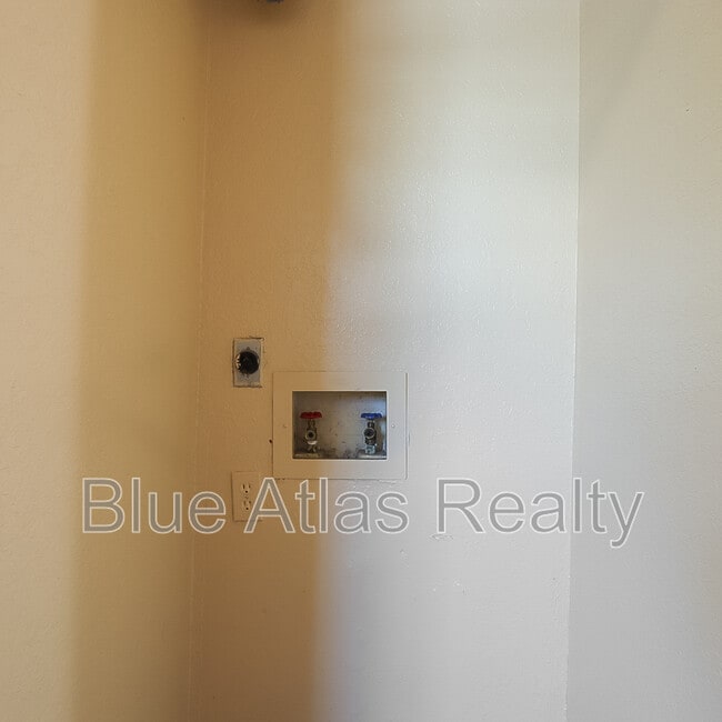 Building Photo - 8030 Cambridge Cir