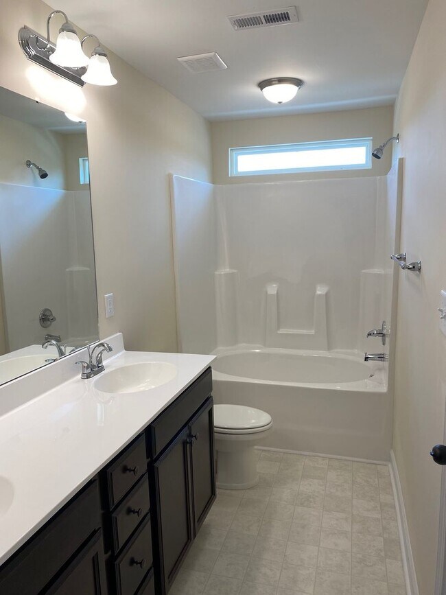 Building Photo - 2 bedroom, 2.5 bath end unit unfurnished townhouse in Sneads Ferry Justice Farm Townhome community