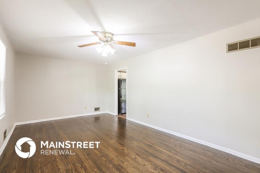 Building Photo - 701 N Redwood Dr