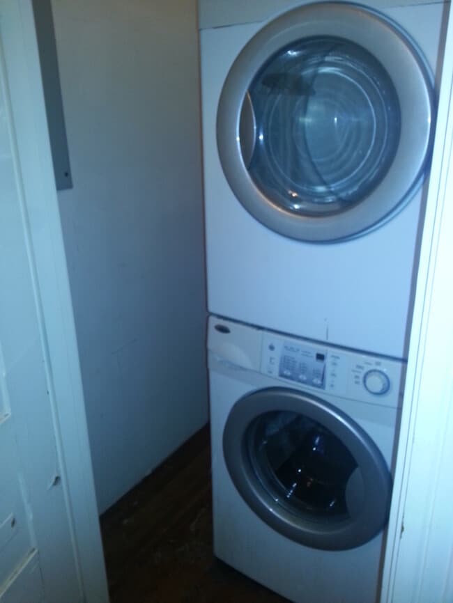 Building Photo - Beautiful 2 bedroom 3 bath condo in the Cherokee Triangle/ Highlands area- ready mid May