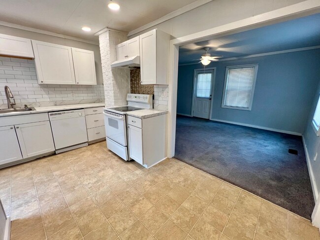 Building Photo - 1211 Dickson Ave