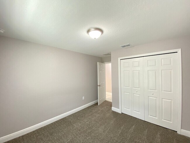 Building Photo - 52 Oak Cir