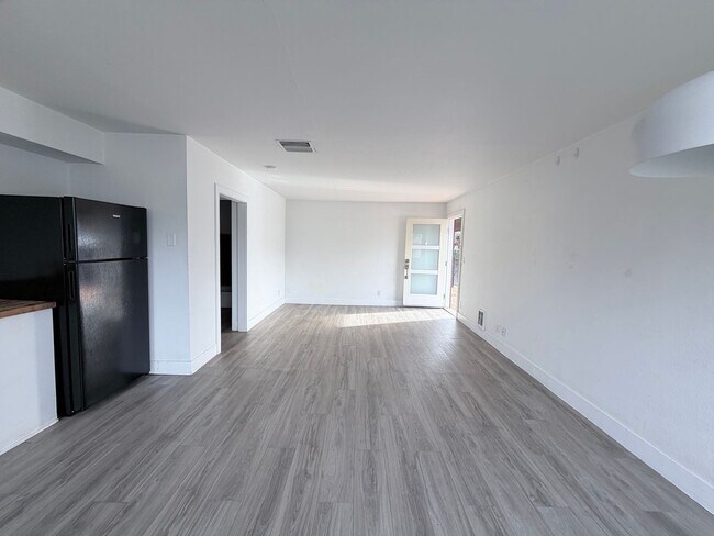 Building Photo - Upstairs Apartment