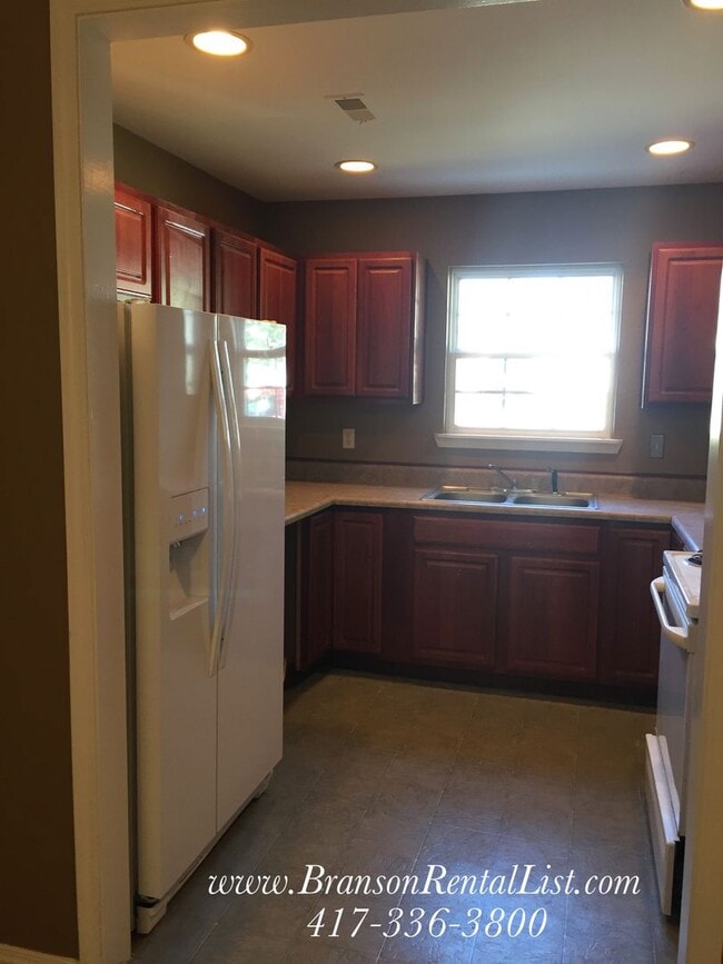 Building Photo - Large 5 Bedroom with lawn care and a commu...